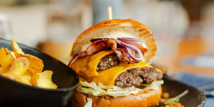 Smash burger alebo bravčový steak Tomahawk s hranolčekmi