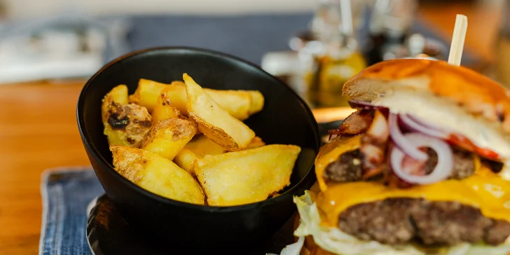 Smash burger alebo bravčový steak Tomahawk s hranolčekmi