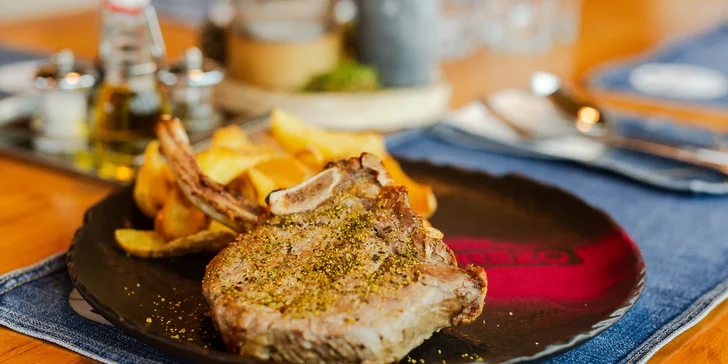Smash burger alebo bravčový steak Tomahawk s hranolčekmi
