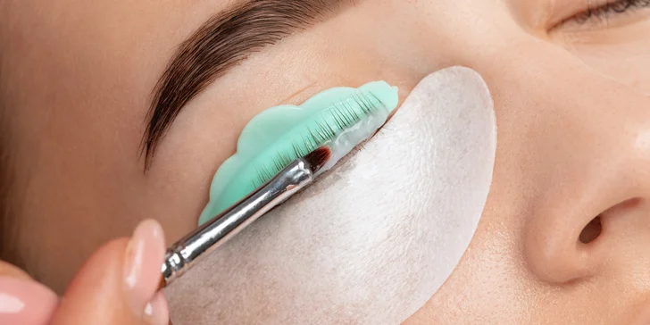 Laminácia obočia, lash lifting alebo výhodný balíček oboch