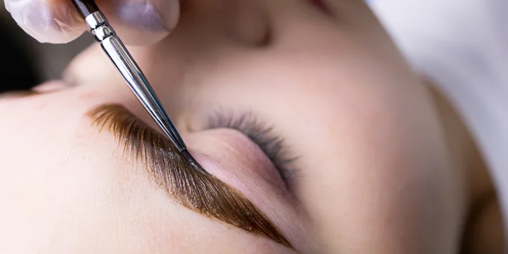 Laminácia obočia, lash lifting alebo výhodný balíček oboch