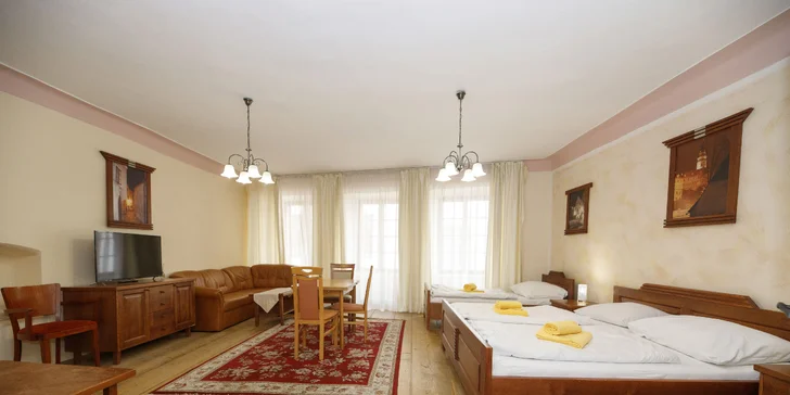 Pobyt s raňajkami a fľašou vína v srdci Českého Krumlova: izba alebo apartmán až pre 5 osôb