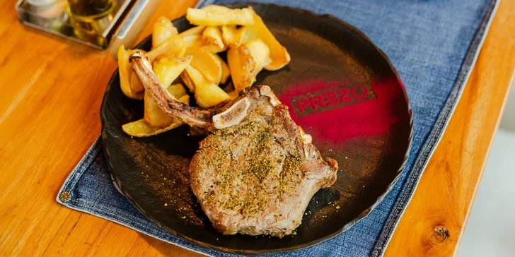 Smash burger alebo bravčový steak Tomahawk s hranolčekmi