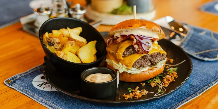 Smash burger alebo bravčový steak Tomahawk s hranolčekmi