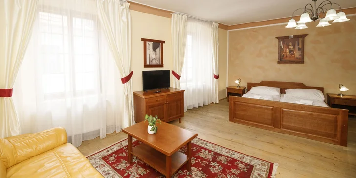 Pobyt s raňajkami a fľašou vína v srdci Českého Krumlova: izba alebo apartmán až pre 5 osôb