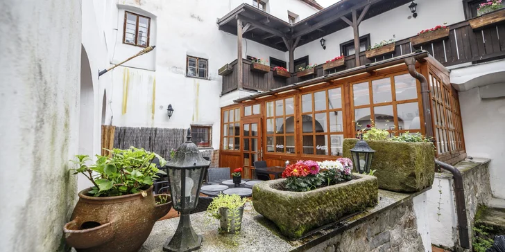 Pobyt s raňajkami a fľašou vína v srdci Českého Krumlova: izba alebo apartmán až pre 5 osôb