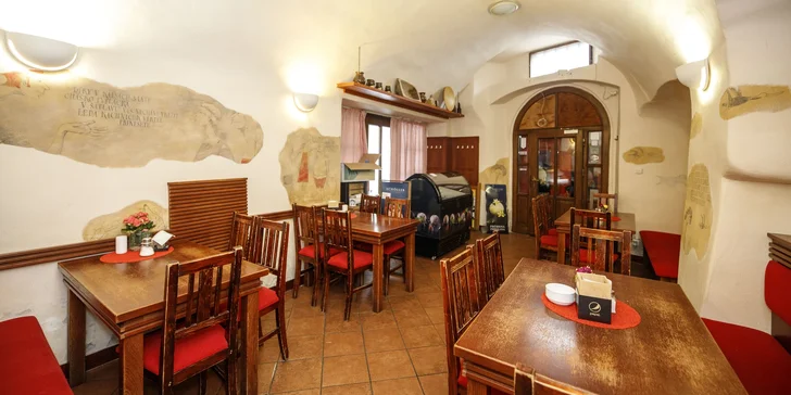Pobyt s raňajkami a fľašou vína v srdci Českého Krumlova: izba alebo apartmán až pre 5 osôb