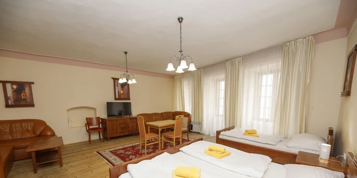 Pobyt v srdci Českého Krumlova s raňajkami a vínom: izba alebo apartmán až pre 5 osôb