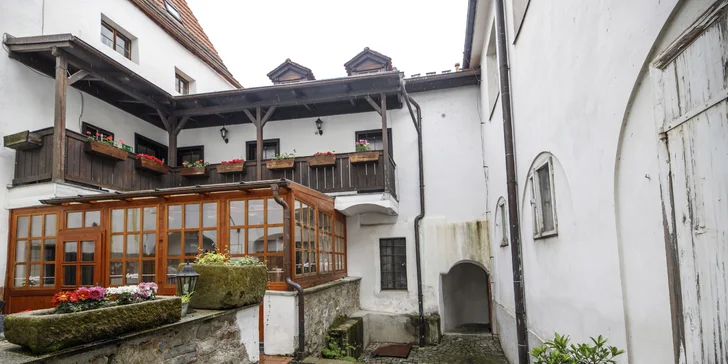 Pobyt s raňajkami a fľašou vína v srdci Českého Krumlova: izba alebo apartmán až pre 5 osôb