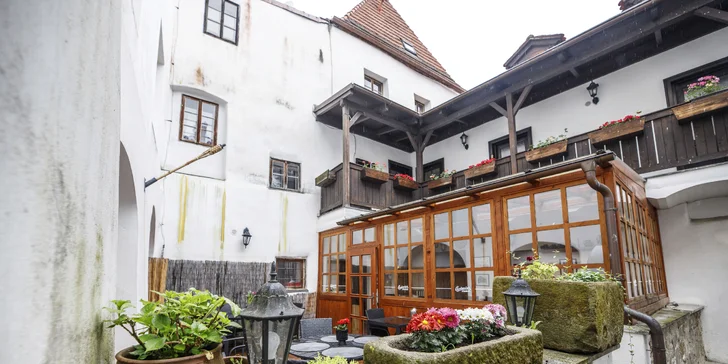 Pobyt s raňajkami a fľašou vína v srdci Českého Krumlova: izba alebo apartmán až pre 5 osôb