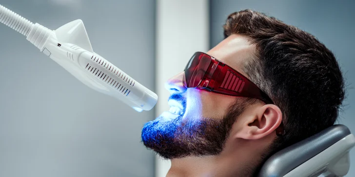 Kompletné a účinné laserové bielenie zubov bez peroxidu