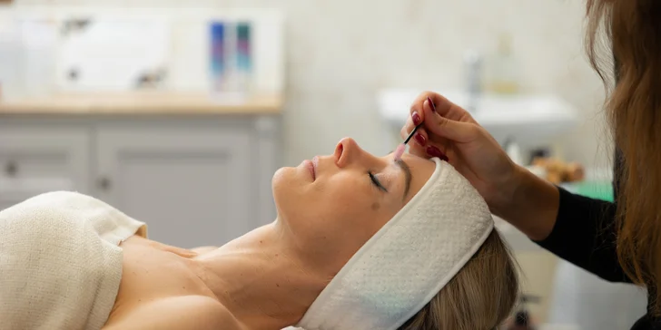 Revitalizačný chemický peeling alebo laminácia obočia