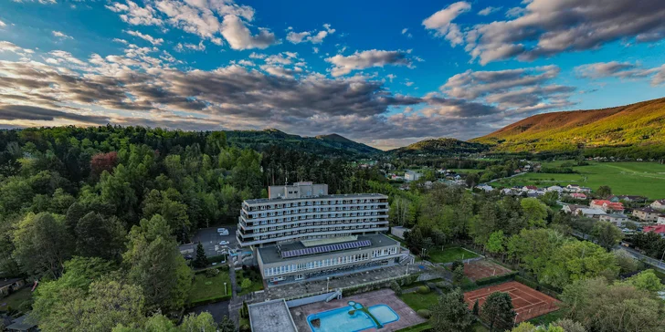 Relaxačný pobyt v Rožnove pod Radhoštěm: raňajky alebo polpenzia, sauna a bazény, masáž aj kúpeľ
