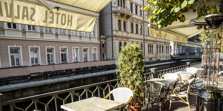 Pobyt v centre Karlových Varov s výhľadom na kolonádu: historický hotel s raňajkami a wellness