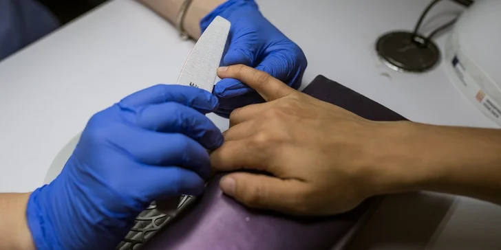 Manikúra s gél lakom, laminácia obočia, čistenie pleti alebo Beauty day