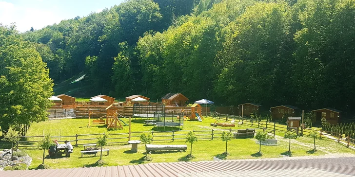 Dovolenka v zruboch s wellness kaďou aj bazénom pre páry či rodiny uprostred štýlového ranča Bučiska
