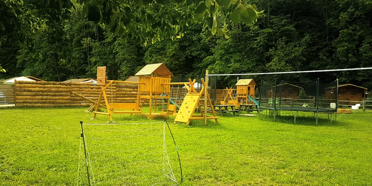Dovolenka v zruboch s wellness kaďou aj bazénom pre páry či rodiny uprostred štýlového ranča Bučiska