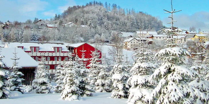 Nemecká strana Šumavy: rodinný hotel s all inclusive, wellness, jazdiarňou, animačným programom len 20 km od hraníc