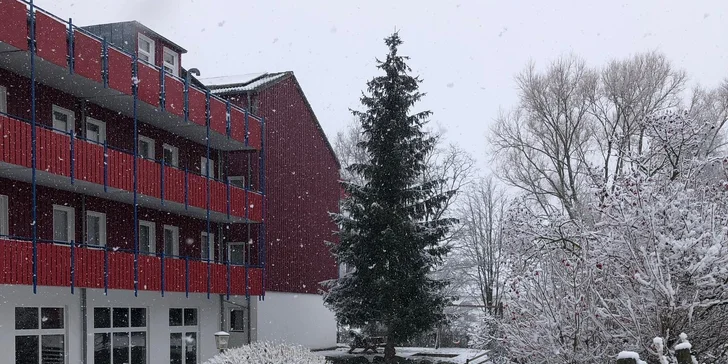 Nemecká strana Šumavy: rodinný hotel s all inclusive, wellness, jazdiarňou, animačným programom len 20 km od hraníc