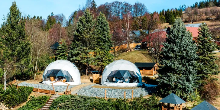Glamping v Beskydoch s raňajkami aj wellness: ubytovanie v luxusnej kupole, sauna a termálny bazén