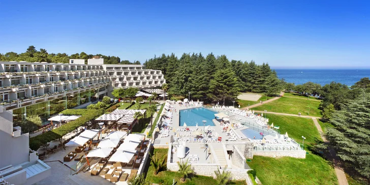 Dovolenka na Istrii: hotel 100 m od pláže, bazény, polpenzia+
