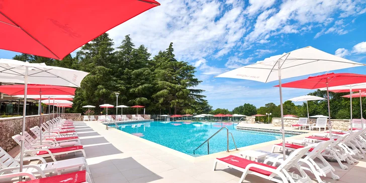 Dovolenka na Istrii: hotel 100 m od pláže, bazény, polpenzia+