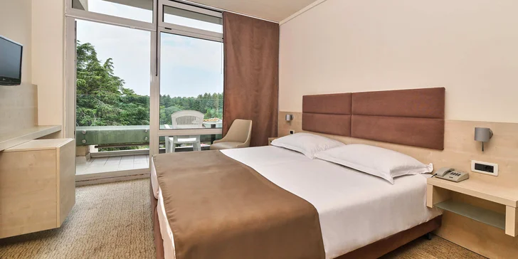 Dovolenka na Istrii: hotel 100 m od pláže, bazény, polpenzia+