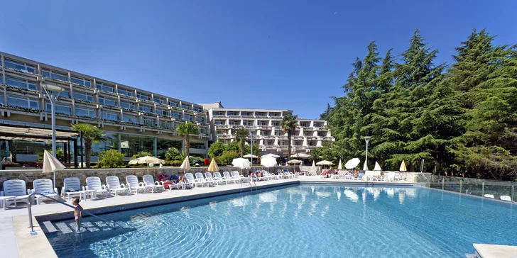 Dovolenka na Istrii: hotel 100 m od pláže, bazény, polpenzia+