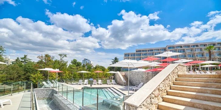 Dovolenka na Istrii: hotel 100 m od pláže, bazény, polpenzia+