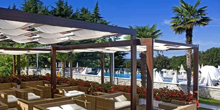 Dovolenka na Istrii: hotel 100 m od pláže, bazény, polpenzia+