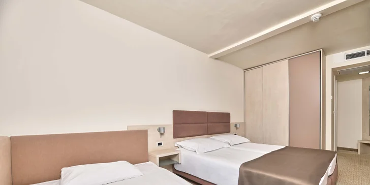 Dovolenka na Istrii: hotel 100 m od pláže, bazény, polpenzia+