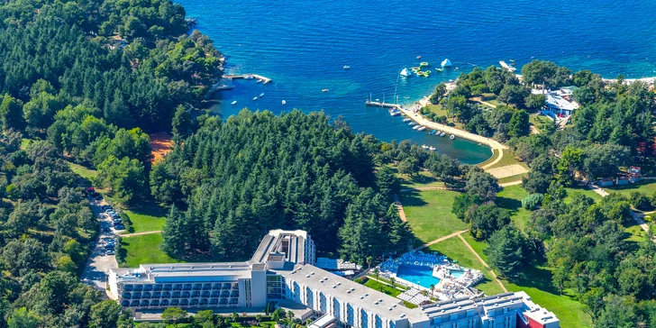 Dovolenka na Istrii: hotel 100 m od pláže, bazény, polpenzia+