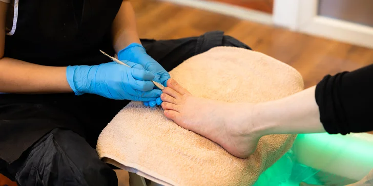 Mokrá alebo SPA pedikúra s vodným kúpeľom či gél lakom