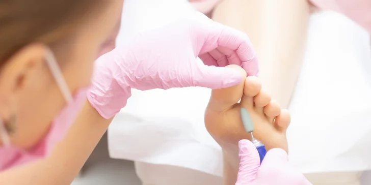 Rôzne typy manikúry aj pedikúry s gél lakom či parafínovým zábalom