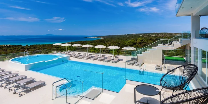 Moderný hotel na chorvátskom ostrove Pag s raňajkami či polpenziou a wellness