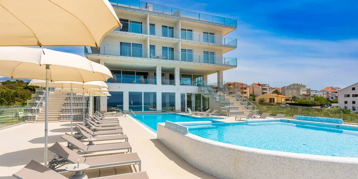 Moderný hotel na chorvátskom ostrove Pag s raňajkami či polpenziou a wellness