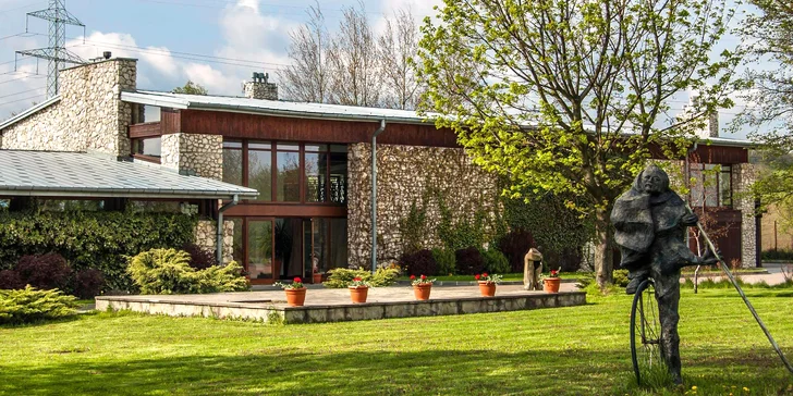 Pôvabný hotel s umením v historickom parku neďaleko Krakova s raňajkami alebo polpenziou