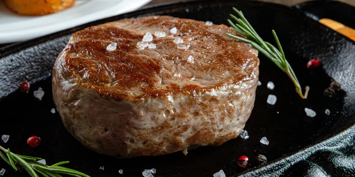 Hovädzí steak s koňakovou omáčkou a vývarom z kohúta