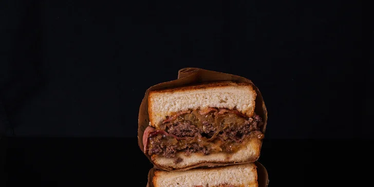 Streetfoodové špeciality BBQ Pulled Pork alebo Smokey smash burger
