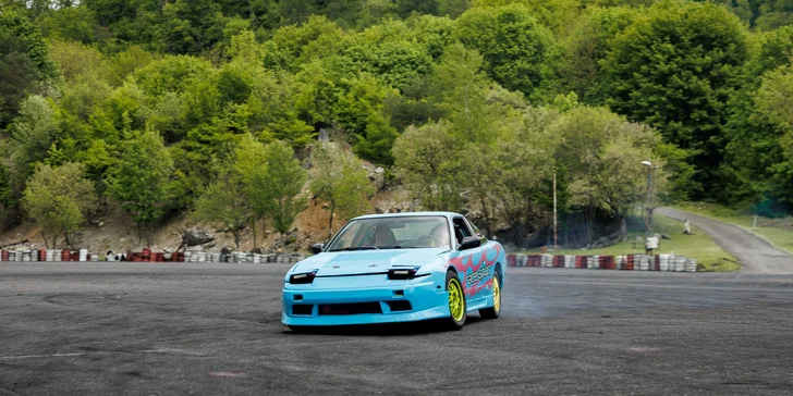 Zažite adrenalínovú LEKCIU DRIFTU s Lady Hoonigan na vozidle podľa vlastného výberu