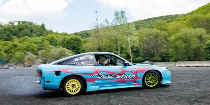 Zažite adrenalínovú LEKCIU DRIFTU s Lady Hoonigan na vozidle podľa vlastného výberu