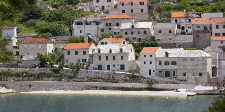 Tradičný kamenný domček na ostrove Brač: priamo pri mori, s terasou a grilom