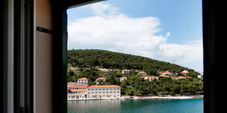 Tradičný kamenný domček na ostrove Brač: priamo pri mori, s terasou a grilom