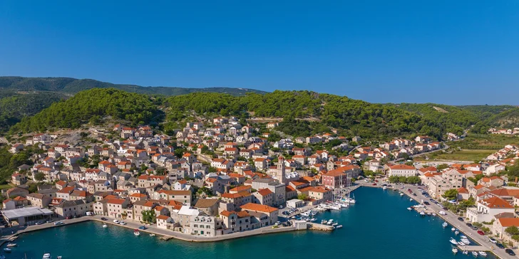 Tradičný kamenný domček na ostrove Brač: priamo pri mori, s terasou a grilom