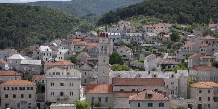Tradičný kamenný domček na ostrove Brač: priamo pri mori, s terasou a grilom