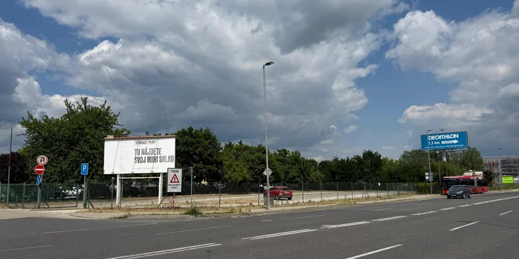 Strážené parkovanie pri letisku Bratislava s transferom k terminálu
