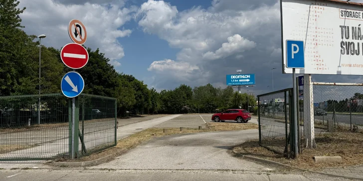 Strážené parkovanie pri letisku Bratislava s transferom k terminálu