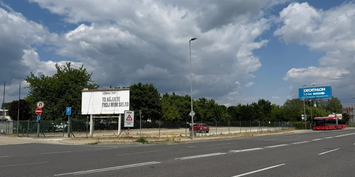 Strážené parkovanie pri letisku Bratislava s transferom k terminálu