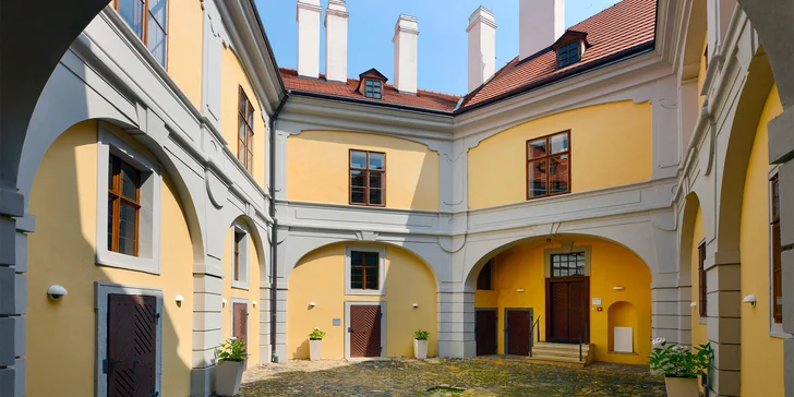 Zámocký hotel 15 km od Prahy: luxusné izby, raňajky aj večere a vstupenky na výstavy