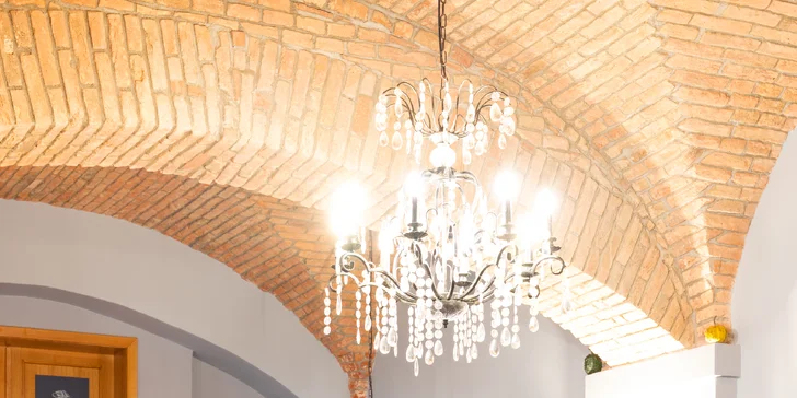 Zámocký hotel 15 km od Prahy: luxusné izby, raňajky aj večere a vstupenky na výstavy